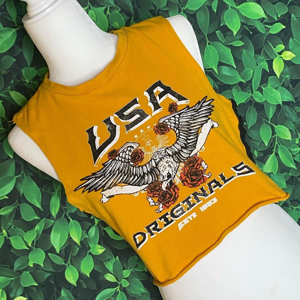 SLEEVELESS GRAPHIC CROP TOP W/ CUTOUT RING SIDES · SIZE M - Picture 2 of 10